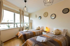 Host Wise - Spacious Trendy Flat w Netflix - Central Location